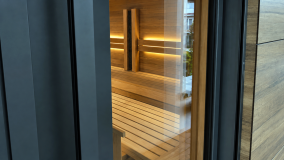 Sauna so sklenenými dverami