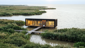 Individuálny Tiny House nad vodou