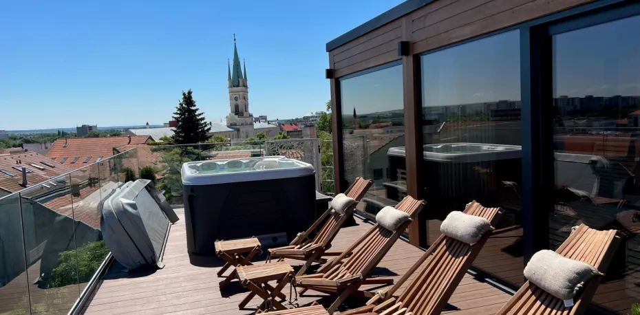 Prémiová panorama terasa so saunovým domom